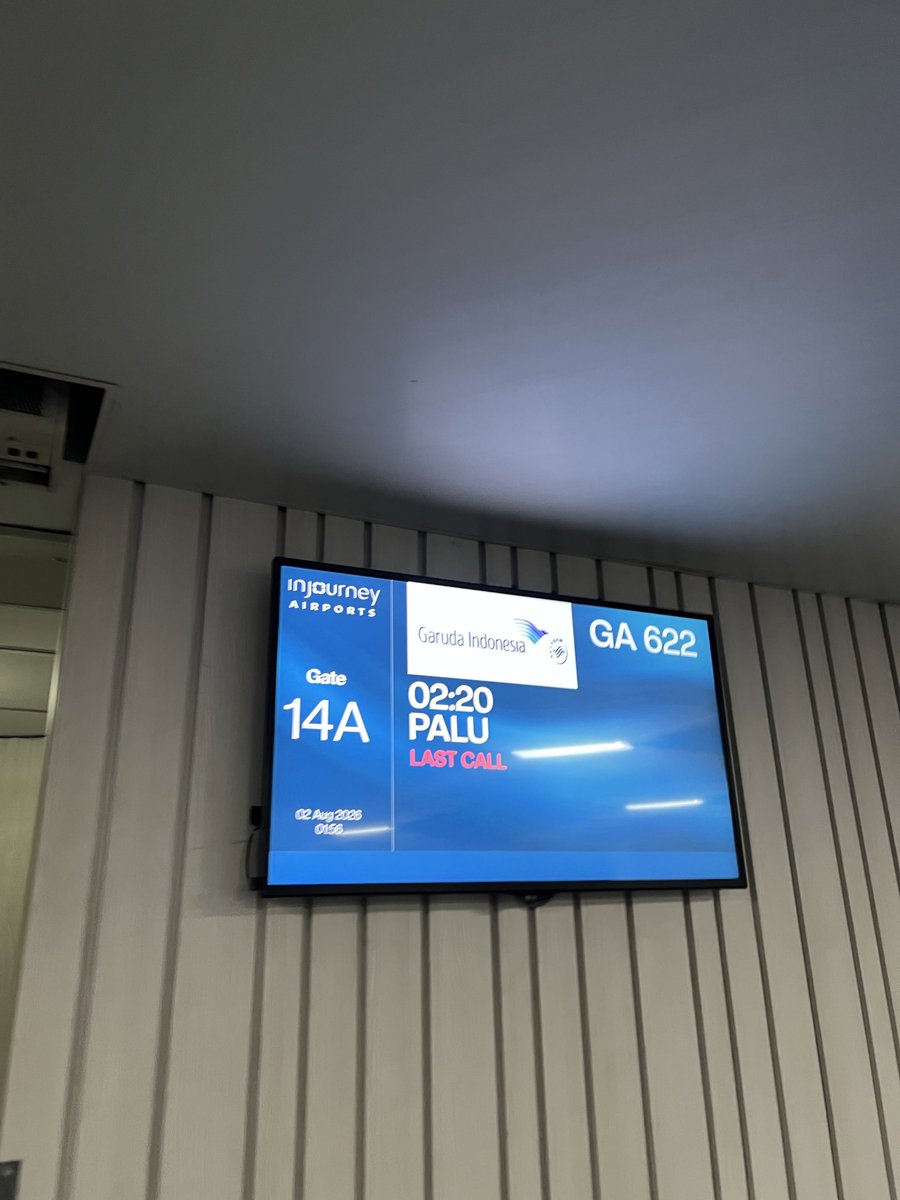 Catatantanpatgl's tweet photo. Pagi ini aku terbang ke Palu pakai Garuda Indonesia. Begitu masuk kabin, langsung terasa suasananya rapi dan tampilannya masih kinclong seperti pesawat baru. Setelah cari tahu, ternyata memang armada tersebut baru bergabung dan sebelumnya dioperasikan oleh Malaysia Airlines.

Ada satu perubahan yang cukup bikin kaget. Layar hiburan yang biasanya menempel di kursi penumpang sudah tidak ada lagi. Sebagai gantinya, seluruh sistem hiburan dipindahkan ke platform digital yang bisa diakses lewat koneksi Wi-Fi menggunakan perangkat masing-masing.

Rasanya pengalaman terbang dengan Garuda sekarang sedikit berbeda. Lagu penyambutan bernuansa budaya daerah yang dulu sering diputar juga sudah tidak terdengar, sehingga atmosfer kabin terasa lebih biasa. Selain itu, sandaran kepala di kursi juga sudah tidak dipasang lagi. Akibatnya, kalau penumpang di sebelah tertidur sambil miring, kepalanya jadi lebih mudah bersandar ke arah kita. 😅