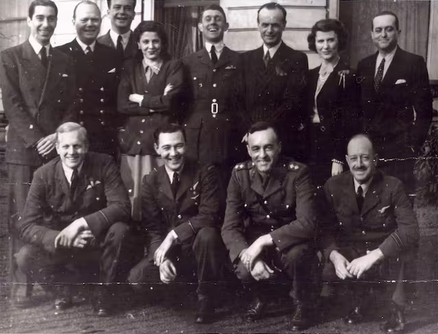 OldArg1810's tweet photo. Fotografía que retrata al doctor Miguel Ángel Cárcano, embajador argentino en el Reino Unido, acompañado por su esposa, Stella Morra (bisnieta del general Justo José de Urquiza), y por su hija Stella Ana, junto a miembros del personal de la Embajada Argentina y voluntarios argentinos incorporados a la Royal Air Force, en Londres, durante 1943.