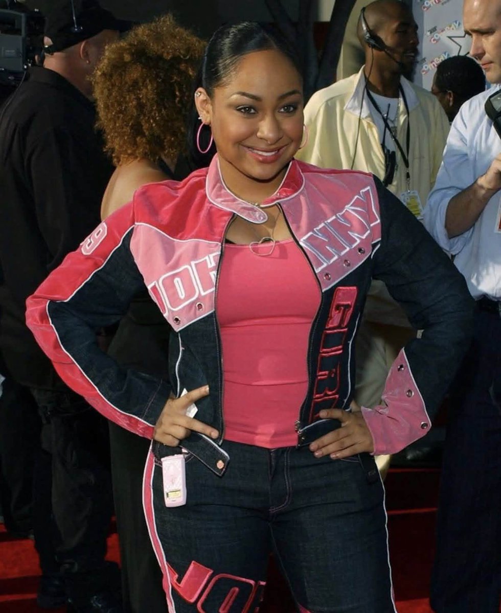 freakoutsideofx's tweet photo. Sigh 😔 Raven was such an IT girl …. The Queen of Disney Channel. https://t.co/nKCM31gBOz