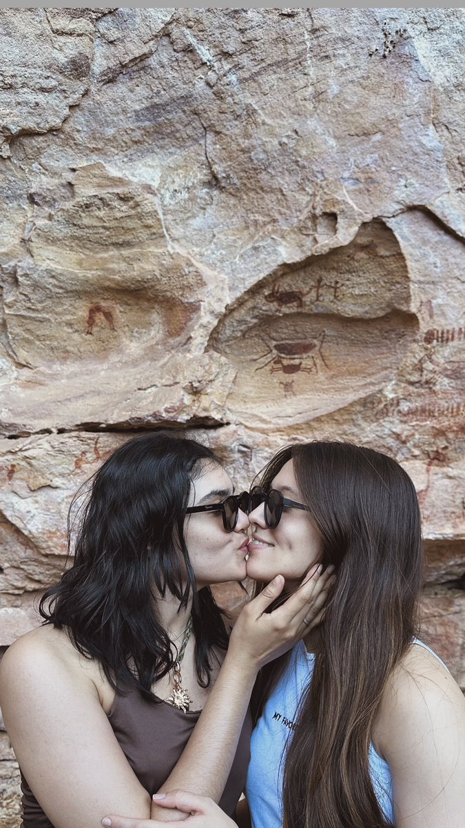 annarafss's tweet photo. teve beijo sáfico na Serra da capivara sim! 👩🏻‍❤️‍💋‍👩🏼 https://t.co/Z16IieTwe9