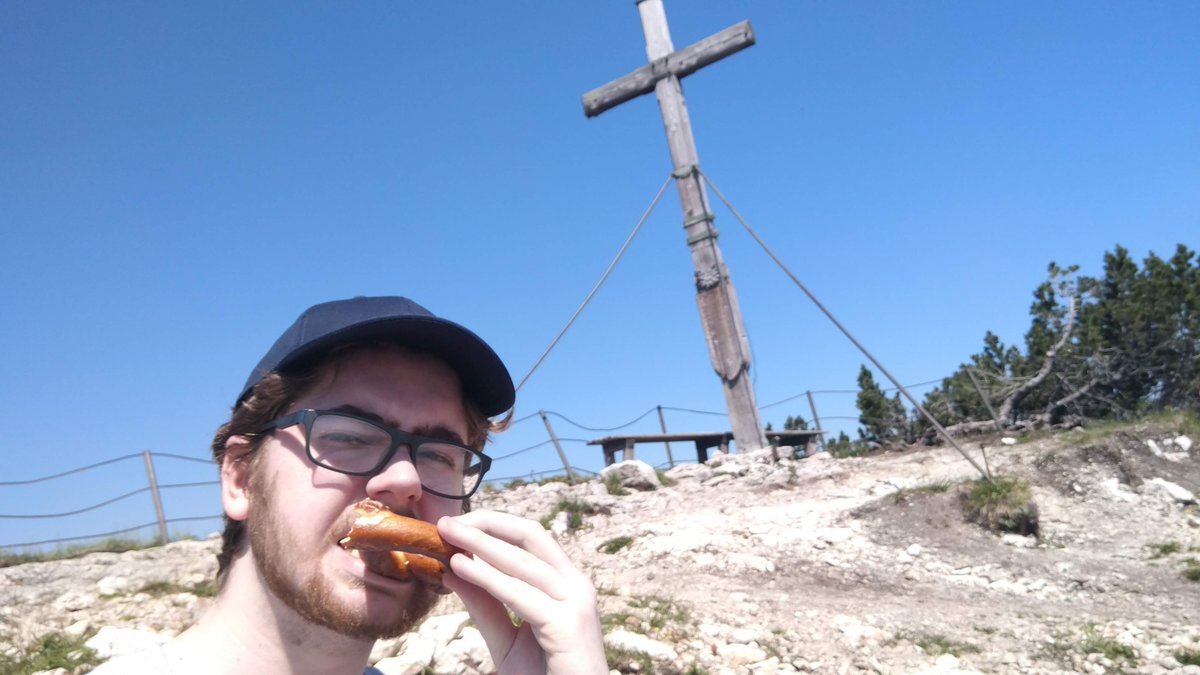 pseudofraser's tweet photo. Alternatively, if you're on the German-Austrian border a pretzel works pretty well https://t.co/HUHhbIVyAG
