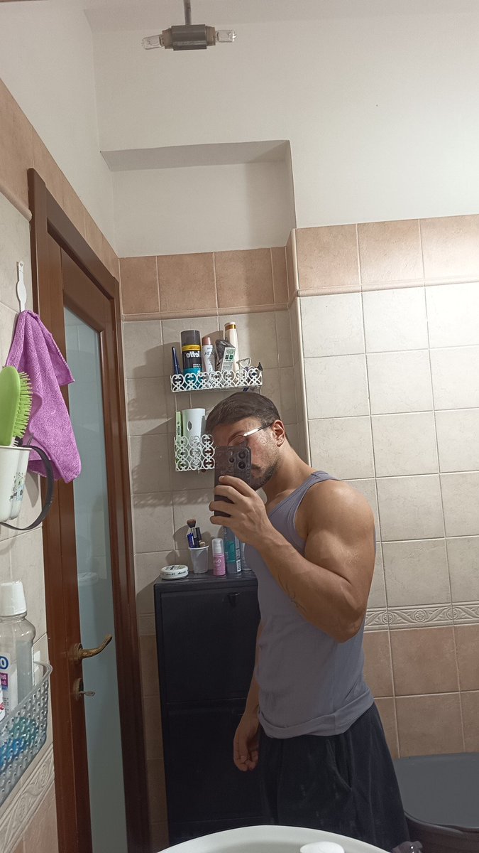 AlborettiF17811's tweet photo. Classico outfit per vedere spiderman https://t.co/fRoIIZ56jT
