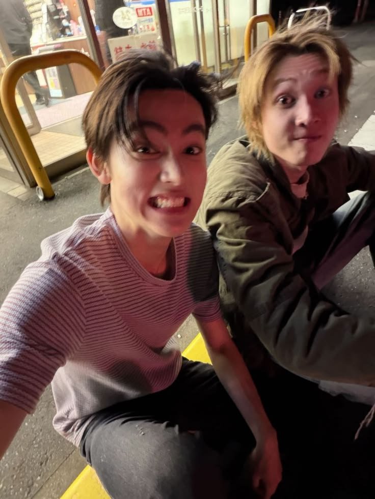 cortisnation's tweet photo. i love my silly eomtin selcas https://t.co/Lg0XNmUCP9
