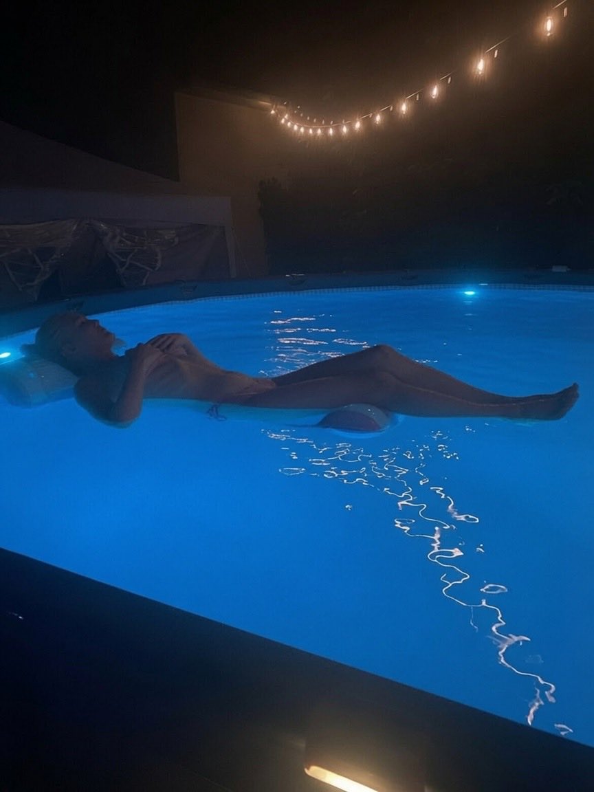 GoddesNoirMuse's tweet photo. Schau mich ruhig noch einmal an, wie ich hier im Pool liege…
entspannt, die Lichter spiegeln sich auf meiner Haut.
Du darfst zusehen. Mehr nicht.
Während du das tust, weißt du genau, was jetzt kommt.
Dein Tribute landet auf meinem Konto, bevor ich die Augen schließe.
Kein „vielleicht“, kein „später“. Jetzt.
Schick.
Dann darfst du mit dem Gedanken schlafen, dass du mir wieder etwas gegeben hast,
während ich hier im Wasser treibe und an dich gar nicht denke.
Gute Nacht, mein kleines Zahlschwein.#findomgodess #findom