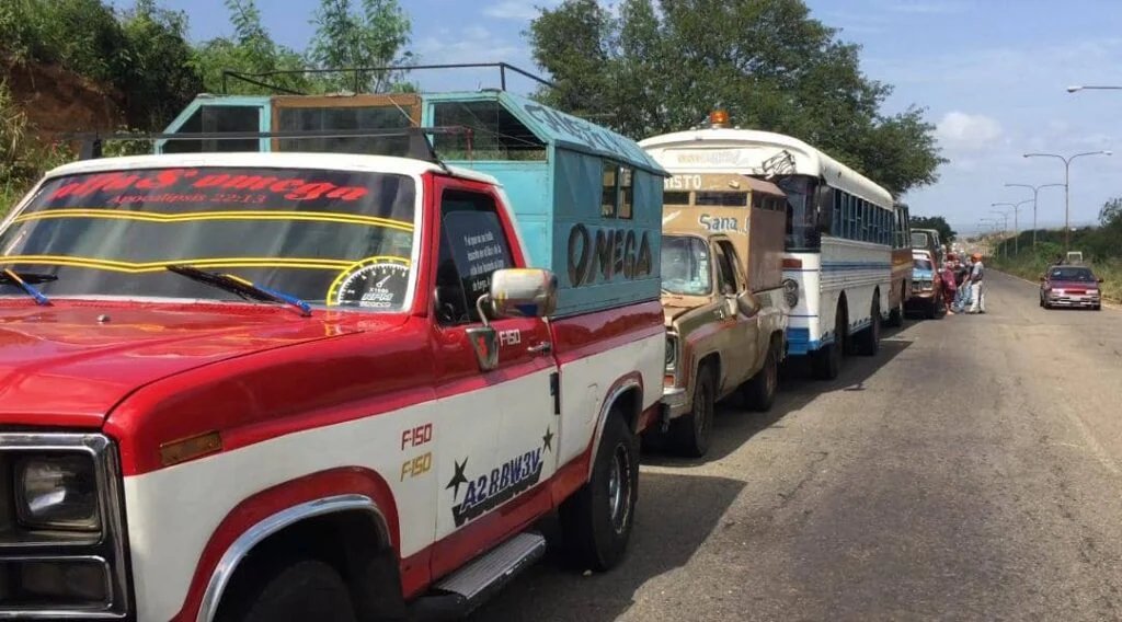ReporteYa's tweet photo. #2Ago #Bolívar #Transporte #SinCombustible 
Transportistas de Ciudad Guayana denunciaron fallas en el abastecimiento de combustible y advirtieron sobre un posible paro. Aseguran que al menos 100 autobuses quedan diariamente fuera del esquema de gasolina subsidiada. – El Pitazo https://t.co/3FEGpYYp5J