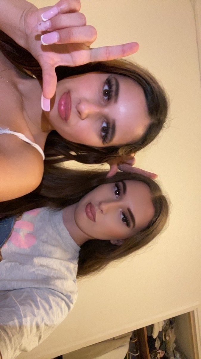 Goddesszoexox's tweet photo. Ik en @goddesemeliyaxx zijn nu samen actief voor online sessies, durf je het aan om door twee godinnen aangepakt te worden meld je dan netjes in dm en smeek voor een tikkie en word ondertussen vernederd chop chop 🫵🏼🧎

#findomnl #findom #paypig #cashcow #ballbusting #Tikkieslaaf https://t.co/RC88HLejef