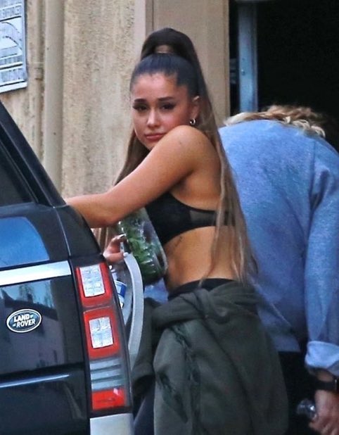 shawnzudinho's tweet photo. vocês sentiram tanta falta da ariana grande de 2019 que estão prestes a ter a mesma de volta 👏👏👏 https://t.co/Ix4WIYLZGi