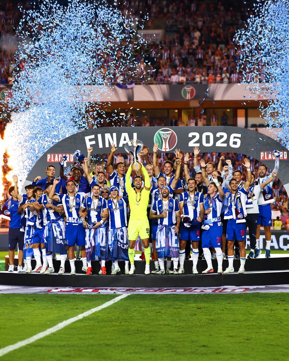 andrevsilva19's tweet photo. Momento especial! 
O meu primeiro título pelo clube do meu coração, em casa, onde tudo faz sentido. Um orgulho fazer parte da história do clube mais titulado de Portugal! 💙

Saborear esta vitória só aumenta a ambição pelo que vem a seguir! https://t.co/JTHx7XZEwJ
