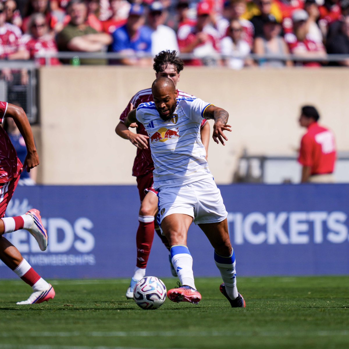 LUFC's tweet photo. 25’ Nmecha goes closest twice for Leeds in the opening stages. His first, a header, tests Mamardashvili into a diving save, before he fires a shot from the edge of the area that agonisingly goes wide. Still 1-0 in Chicago https://t.co/RvqnttJjOK