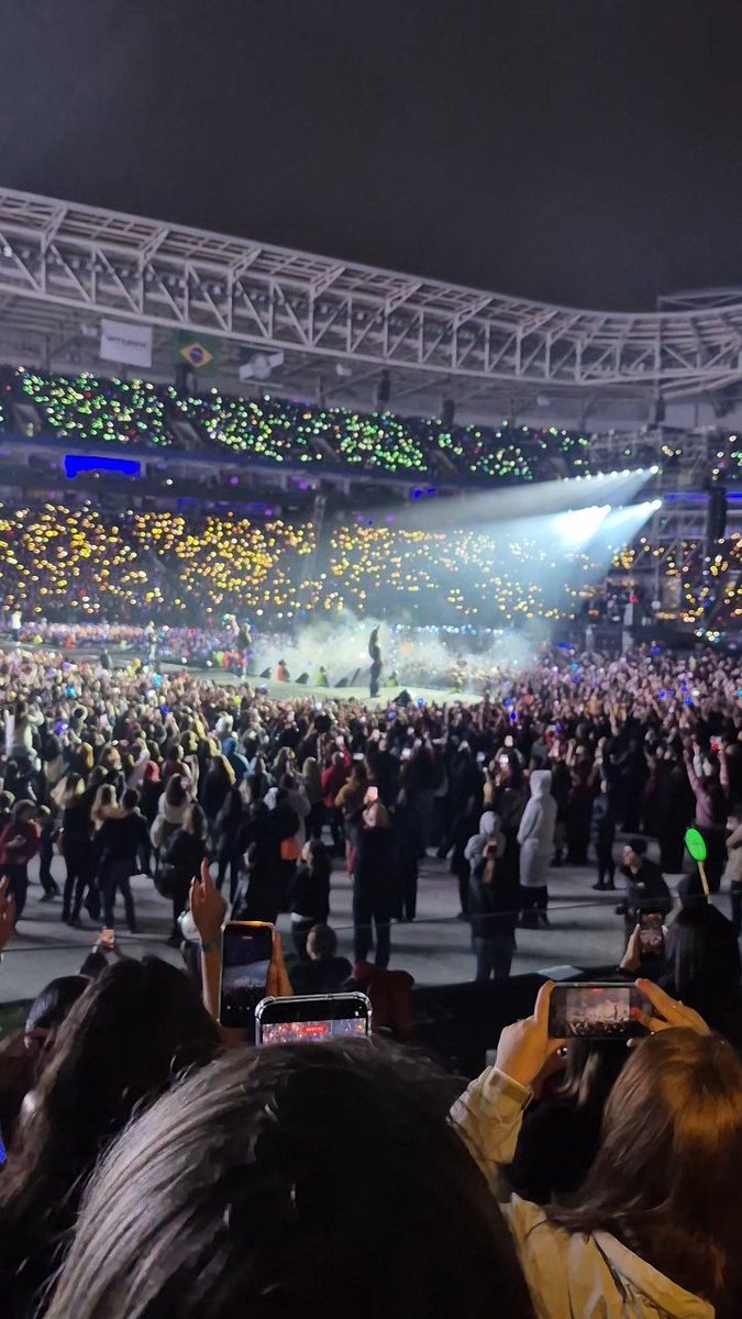 lolaikeu's tweet photo. Eu tentei muitas vezes gravar como estavam as luzes no Allianz pq tava a coisa mais linda, mas esse foi o melhor q eu consegui.. https://t.co/fRkMzUaz0O