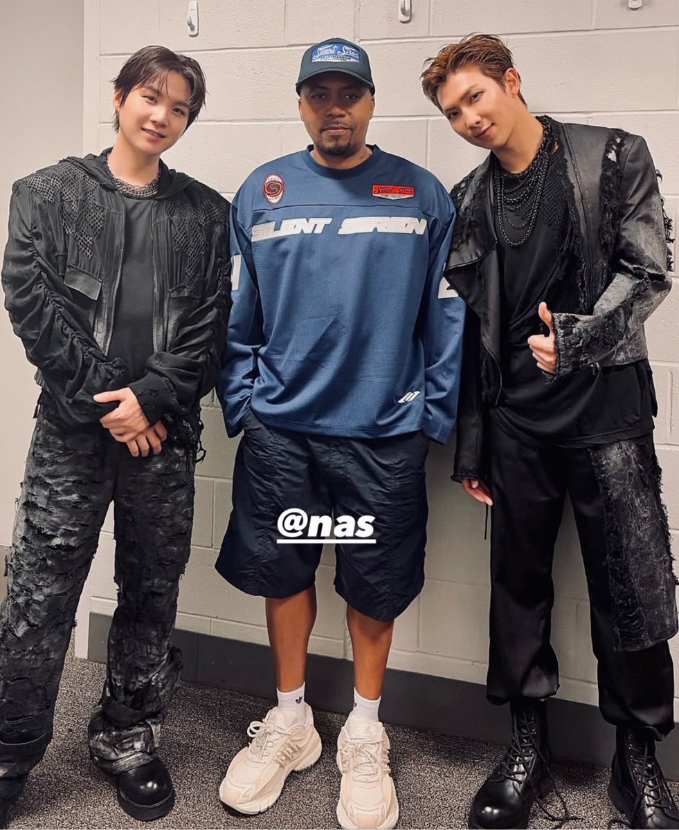 TheePopCore's tweet photo. Leader RM and rapper SUGA pose with legendary rapper Nas in a new photo. https://t.co/S8Zn8TZcjD