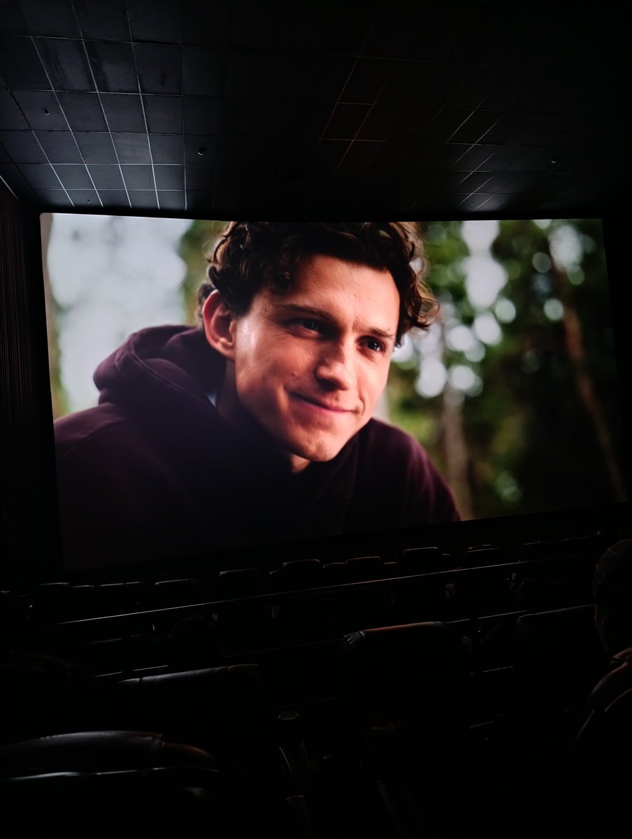 lzzsilva's tweet photo. muito triste saber que vai ter gente saindo do cinema depois desse filme e vai votar no bolsonaro em outubro https://t.co/zk8b7xqP2v