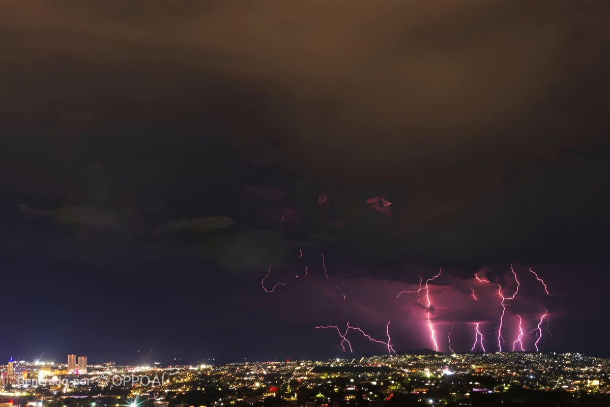 NubesMexico's tweet photo. ⚡🌩️ Así se vivió la intensa tormenta eléctrica de la noche del 1 de agosto.

La actividad eléctrica dejó impresionantes postales que nos recuerdan la fuerza de la atmósfera.

📸 Fb: Con texto, Reportaje Urbano, Santuario Sagrado corazoncln, Diego Padrone.

#tormentaelectrica https://t.co/jwy7sXLkYM