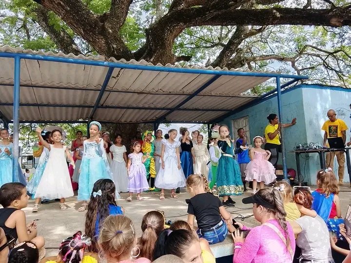 YMoracelsa79668's tweet photo. 🐝🍯 El público de la comunidad del Consejo Popular Patria acogió a la Colmenita de Romerillo con entusiasmo y calidez, disfrutando cada momento del espectáculo “Meñique”, convirtiendo la presentación en una verdadera fiesta cultural.
#MorónLateEnSuCultura
#CubaEsCultura https://t.co/h7YuXQTfca