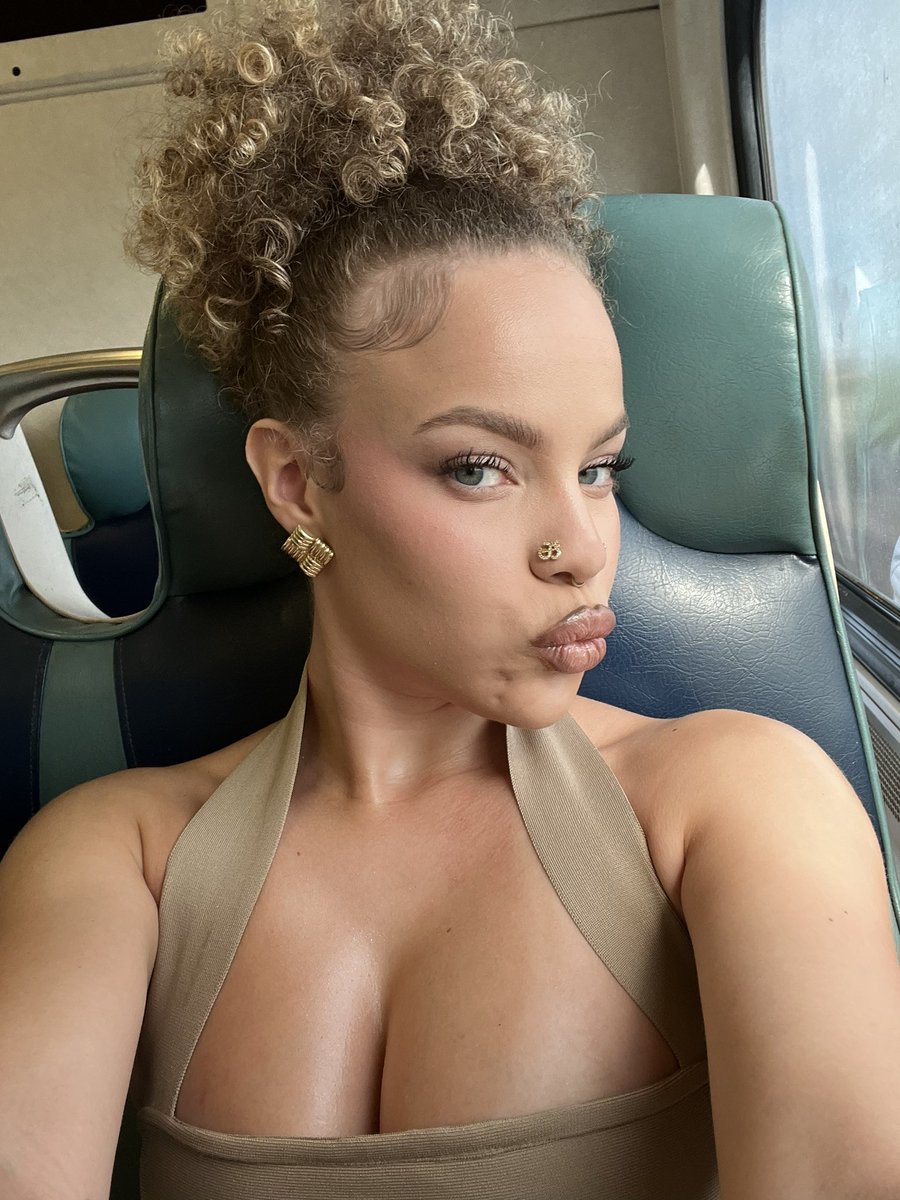 amandanvc's tweet photo. Felt  🎀🦵ta  yesterday https://t.co/SUjlIfJjAR