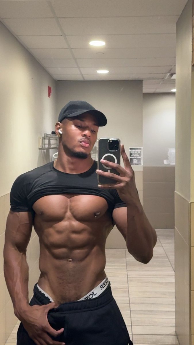 Deshaunn_'s tweet photo. the gym hasn’t seen me in a week 😬 https://t.co/6uitASVyBo