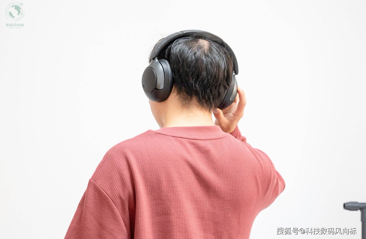 LEEYOOSEON1's tweet photo. 戴上耳机跳进旋律的浪！今日份私藏Lo-Fi循环，慵懒调调裹着城市晚风，emo和放松全拿捏～ https://t.co/hWZ01lZVIS
