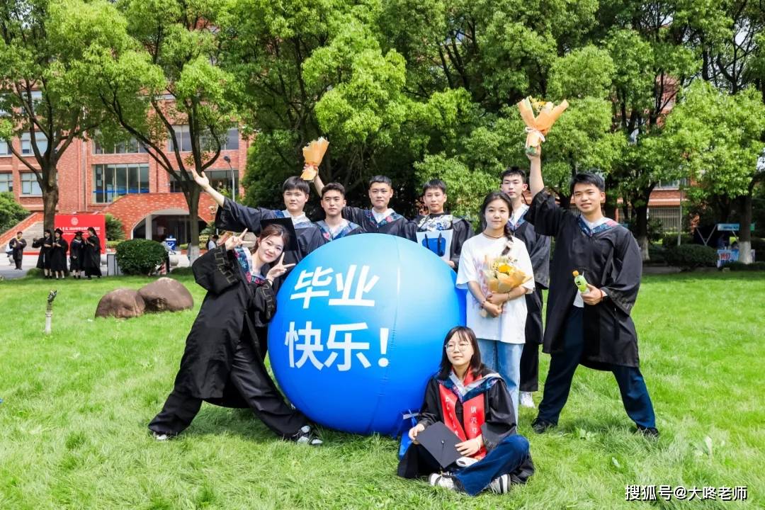 Hyeon00110's tweet photo. 毕业快乐！把青春装进相机里，下次见面时还要记得彼此呀， https://t.co/VhbsK8FsIw