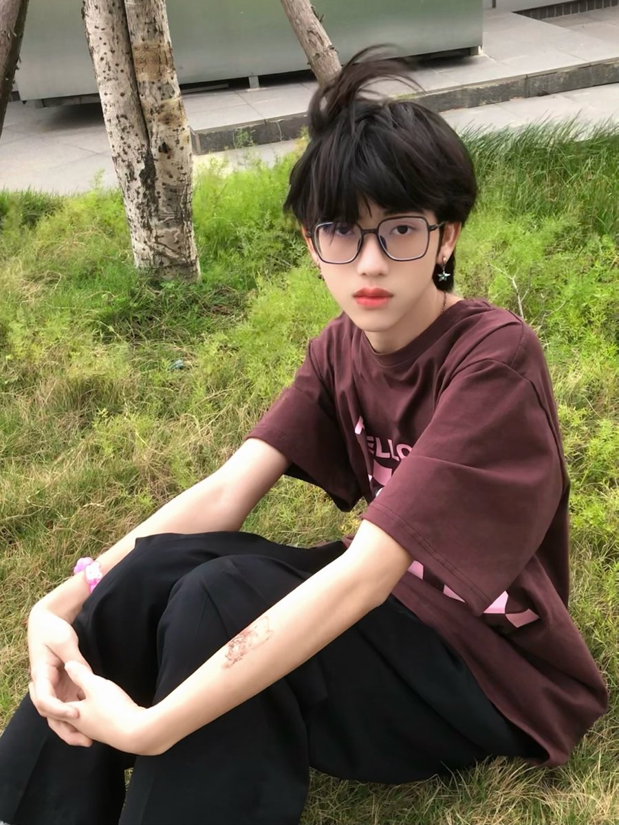richiesteban's tweet photo. 是我呀宝宝🤎我戴眼镜就很萌呀 https://t.co/Jy3wYsdcXW