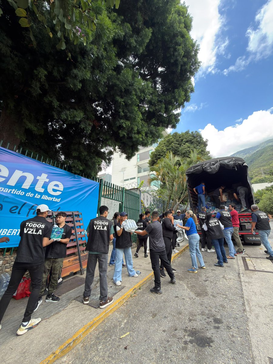 ConVzlaComando's tweet photo. ¡Llegando gandola con insumos a centro de acopio de #TodosConVzla! 

Después de un largo viaje desde Cúcuta, finalmente llega a Caracas el cargamento de ayuda enviado para víctimas del doble terremoto en Vargas. 

Voluntarios y afiliados reciben y registran la carga. 

¡Gracias por colaborar! ¡Venezuela nos necesita y aquí seguimos hasta el final!