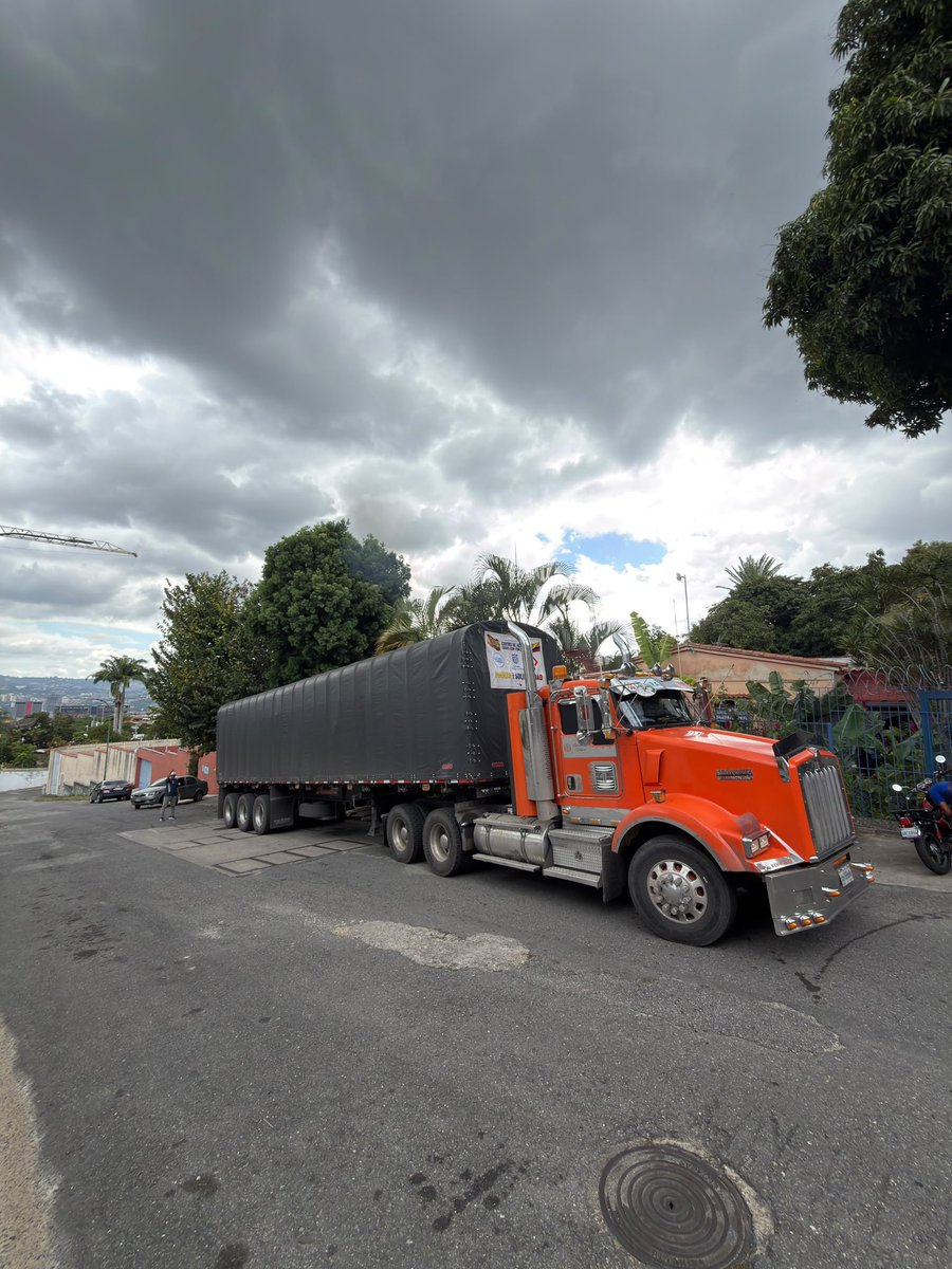 ConVzlaComando's tweet photo. ¡Llegando gandola con insumos a centro de acopio de #TodosConVzla! 

Después de un largo viaje desde Cúcuta, finalmente llega a Caracas el cargamento de ayuda enviado para víctimas del doble terremoto en Vargas. 

Voluntarios y afiliados reciben y registran la carga. 

¡Gracias por colaborar! ¡Venezuela nos necesita y aquí seguimos hasta el final!