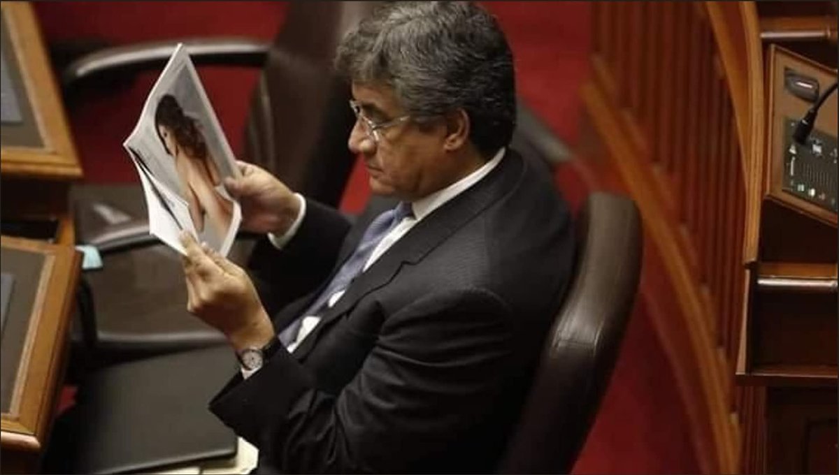 cterryv's tweet photo. @JoseLuisGil1000 bufón.. y el gabinete peso pluma puro adulones y sobones.... en qué estaba el nuevo ministro sheput antes que la VAGA lo nombre  ministro de  trabajo ??  en qué HA TRABAJADO después del cierre del congreso donde se dedicaba a ver revistas porno en pleno hemiciclo 🫢🤭🙄😅🤣😂 https://t.co/qfU1sViLpk