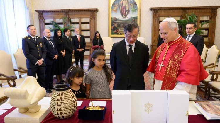 TR_AMADOR's tweet photo. @ma_camiladiaz Ninguna fe, ninguna oración, ningun Dios puede borrar los escandalosos de: ungrd, las hermanas guerrero, La Paz total, sus ministros en prisión, Verónica Alcocer , gastar dinero en un urdel en Bélgica, etc etc https://t.co/Ye1BS6UNpa