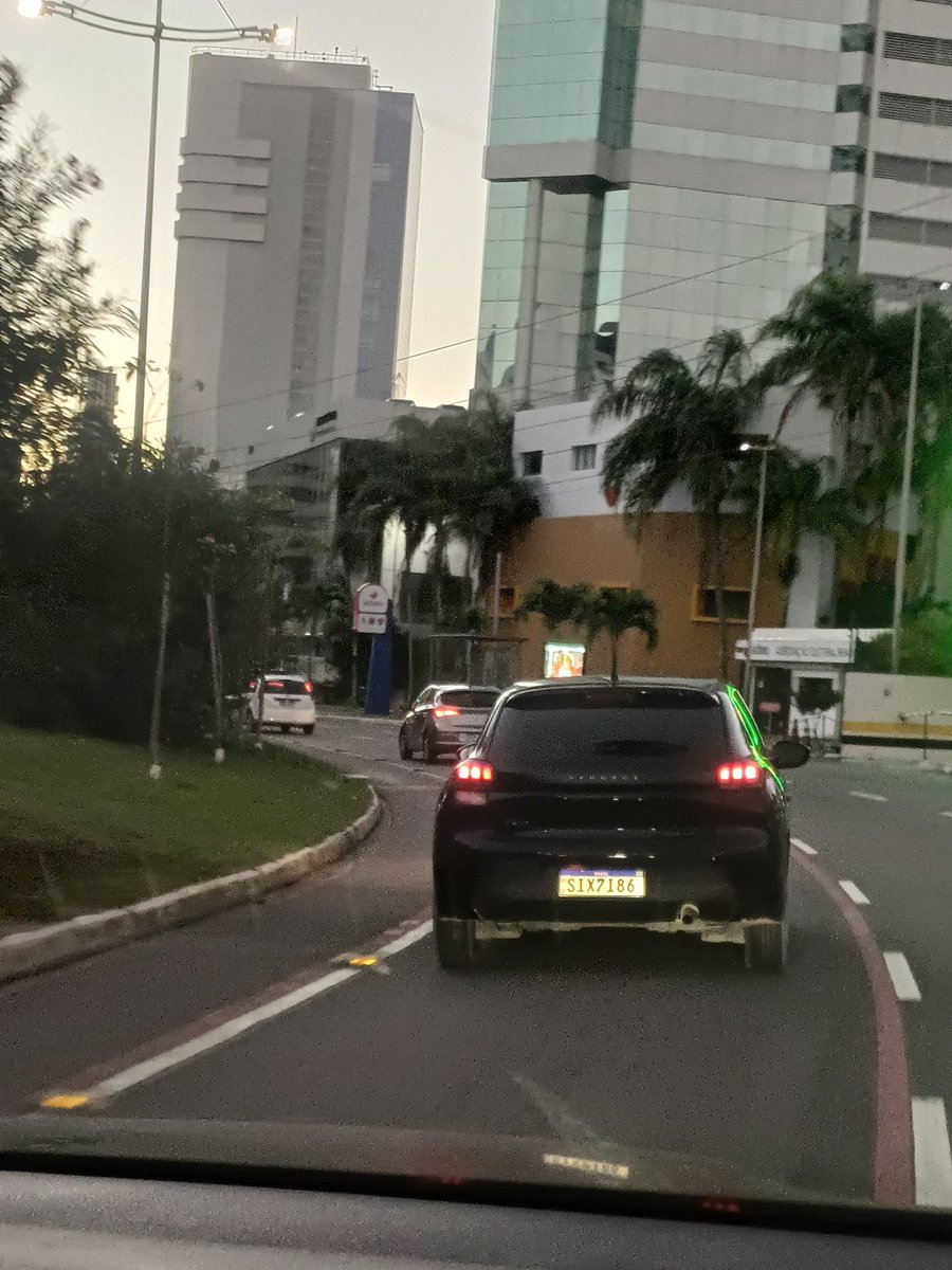 mapitangueira's tweet photo. to sem acreditar na placa desse carro https://t.co/J2tVWu2ivI
