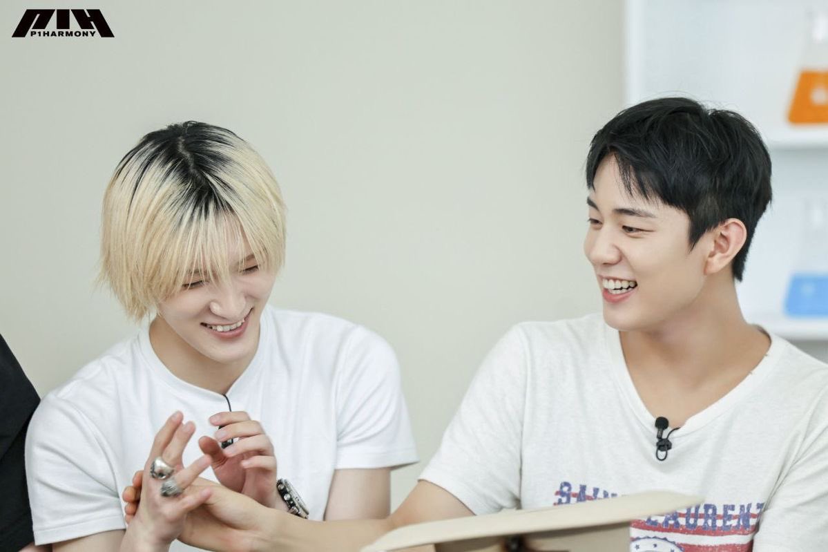 dailyshotakk's tweet photo. hands touch. could be nice. 

#SHOTAK #INTAK #인탁 #SOUL #소울 https://t.co/WhB53mSOfz