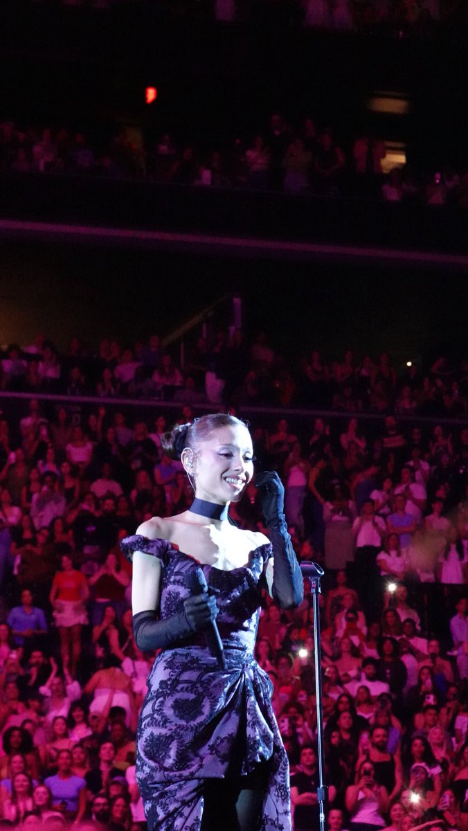 TheShowGirl81's tweet photo. The sweetest soul ever. People are never pleased. #weloveyouariana https://t.co/dJYN9g0ki1