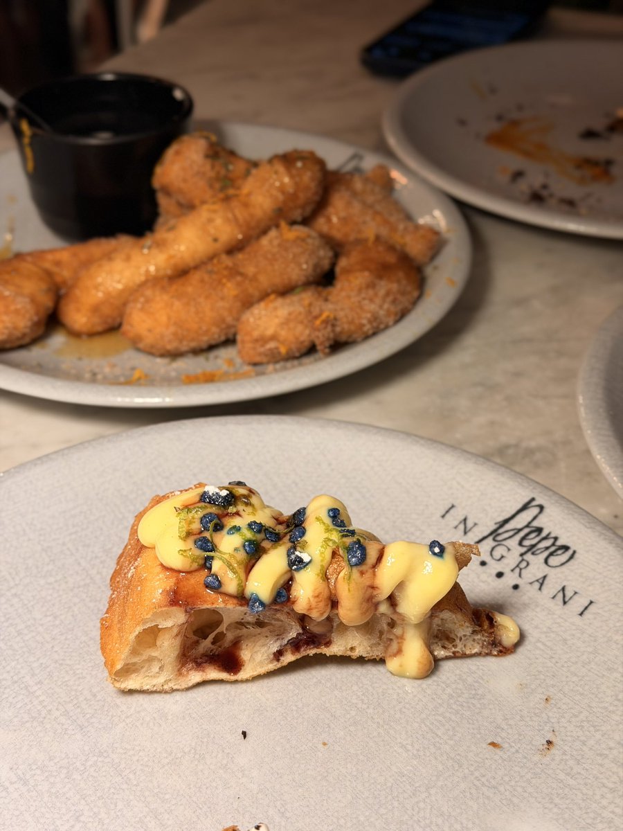 grayseh's tweet photo. The dessert slices are 👌😗

📍 Pepe in Grani, Caiazzo, Italy https://t.co/O29uH0lU1z