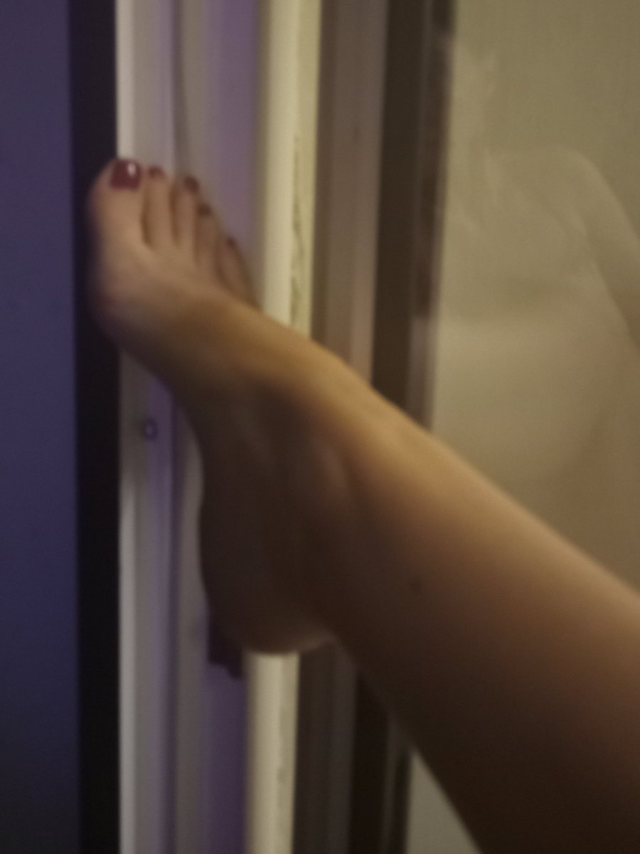 Floflo8787's tweet photo. Hey, I'm here, looking for buyers for pictures of my beautiful feet made just for you, no fakes, only real ones. Thanks, waiting for you.😘😘 #feetcontents #buyfeetpics#realbuyer https://t.co/yWBG3SF29U