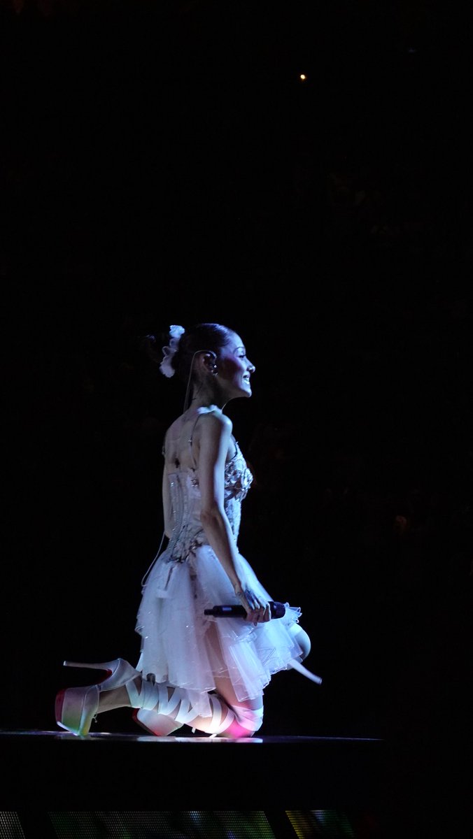 TheShowGirl81's tweet photo. 🖤🌻 #weloveyouariana https://t.co/FwMEITOc3v