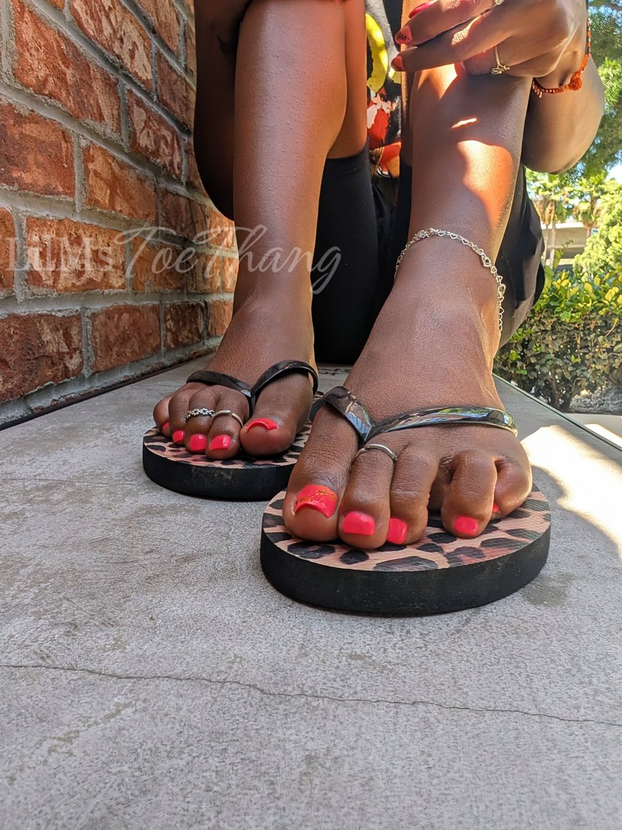 LilMsToeThang's tweet photo. Pretty in pink, fatal in flip flops 💗🐆💋
#longtoes #pinkpedi #toerings #bigfeet #ebonyfeet #prettyfeet #flipflops #footmodel #footfetish https://t.co/Lbi0isW504