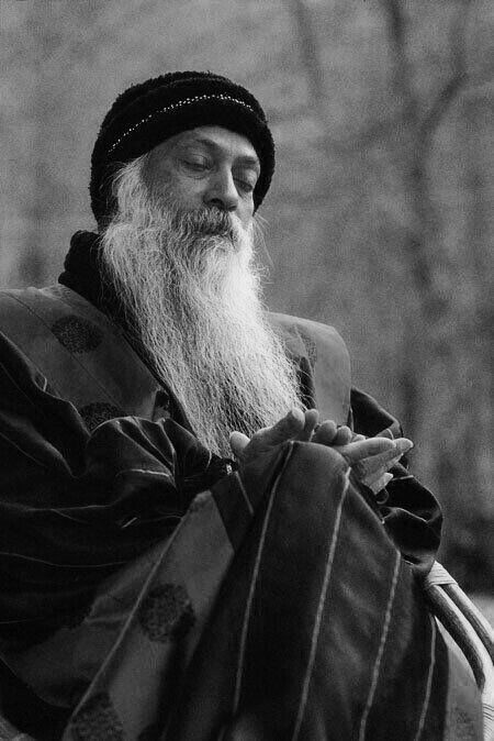 sivriikalemler's tweet photo. "Üç istek sizi başkalarının kölesi haline getirir; sevilme isteği, beğenilme isteği, takdir edilme isteği."  — Osho https://t.co/yTFbYmkEpG