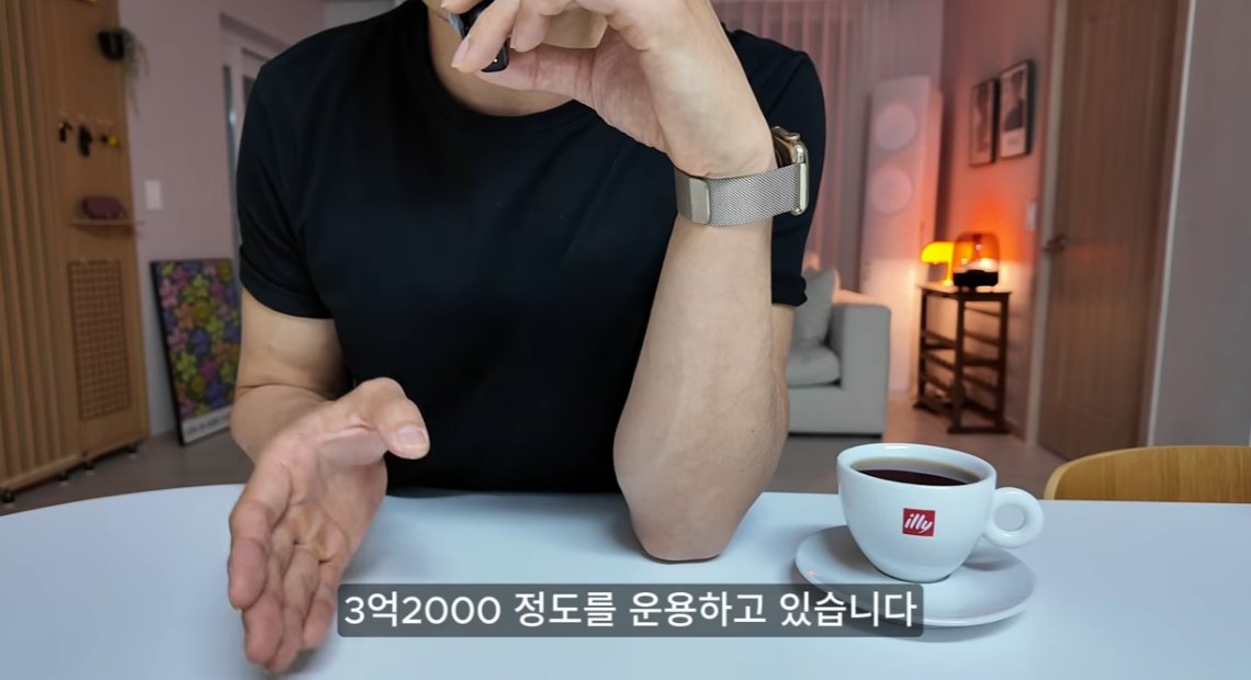 donbaek2's tweet photo. QQQI에 투자 중인 이유 그리고 QLD는 짱임
(커버드콜을 적극활용하는 방법)

10년 실제 데이터로 QLD 단독 vs QLD+QQQI 조합을 시뮬레이션한 결과 봤음 바로 정리해봄
1. QQQ 거치식은 10년간 490% 수익 2016~2025년 1억이 5억 9천만원이 됐다고 함 2022년 최대 낙폭은 -32%였다는 것
2. QLD 거치식은 10년간 1,360% 수익 1억이 14억 6천만원까지 불어났다고 함 다만 2022년에 9억1천만원에서 3억6천만원까지, 5

억5천만원이 사라지는 구간을 버텨야 했다는 것
3. QLD+QQQI 조합은 10년간 11억 3천만원 수익 QLD 5천만원 + QQQI 5천만원을 넣고
배당금을 매달 QLD에 재투자하는 방식 QLD 거치식보다는 낮지만 QQQI에서 나온

분배금으로 3억7천만원이 불어났다는 것
4. 시간이 지날수록 두 전략의 격차가 줄어든다는 것 10년에 걸친 배당 재투자 복리 효과 덕분에 QLD+QQQI 조합이 QLD 거치식을
계속 따라붙는 구조임
5. 2022년 하락폭에서 차이가 났다는 것 같은 고점 대비 하락에서 QLD 거치식은 5억5천만원,

QLD+QQQI조합은 3억9천만원이 빠졌다고 함 절대 낙폭 차이는 1억6천만원으로 QLD+QQQI조합
쪽이 더 적었다는 것
6. 수익률보다 버틸 수 있는 구조가 중요하다는 것 9억에서 3억6천만원으로 빠지는 걸 버틸 수 있는
사람이 얼마나 될지 생각해봐야 한다고 함 배당이 매달 들어오면 하락장에서도 계속
매수할 수 있는 심리적 안정감이 생긴다는 것

주식을 하면서 가장 힘든건 하락시간을 버티는 것임
근데 그걸 잘하는 사람 몇 없음
그래서 qqq같은 우상향 ETF를 사더라도 손해를 보는 사람들이 생김
그래서 나는 월급외 꾸준히 QLD와 QQQ같은 우상향 지수에

투자하기 위해서 QQQI를 현금흐름으로 만드는 중임
커버드콜을 단순히 현금인출기로 활용하면 그건 장기적으로
분명히 좋지않을 수 있지만 패시브인컴으로 활용하면
그때는 또 달라짐