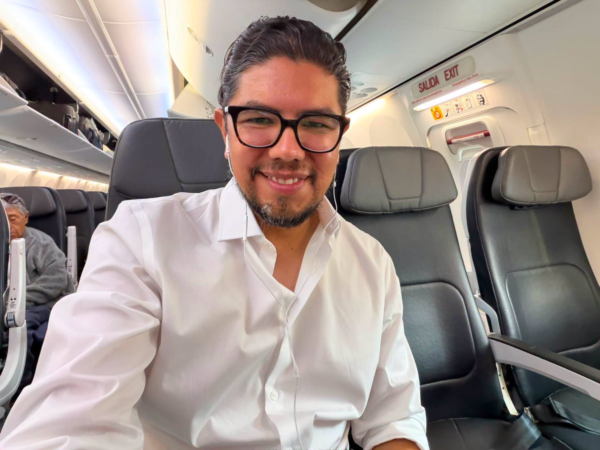 CarlosM37427370's tweet photo. Gilberto Herrera Solorzano : “de pegar calcas y andar en calafia… a viajar en avión de la SEDENA y oficina de lujo.
Presume austeridad, pero vive como nuevo rico.
Mucho discurso, pocos resultados.” https://t.co/Aeyc39ORiB