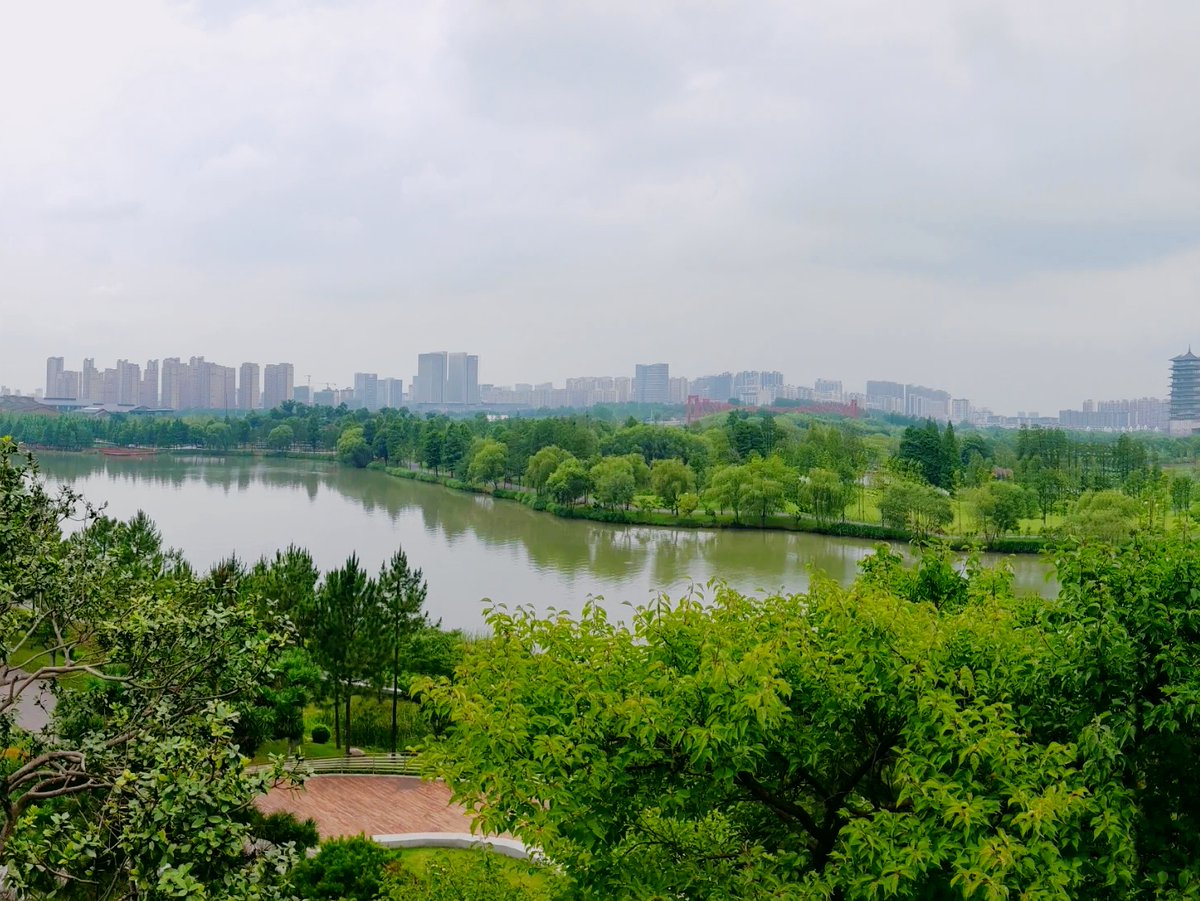 iKrmz0HZdCUtQaF's tweet photo. 今日打卡城市滨江步道，吹吹江风散散心，傍晚的余晖把江面染成了温柔的橘色～ https://t.co/E4PKoLHvsx