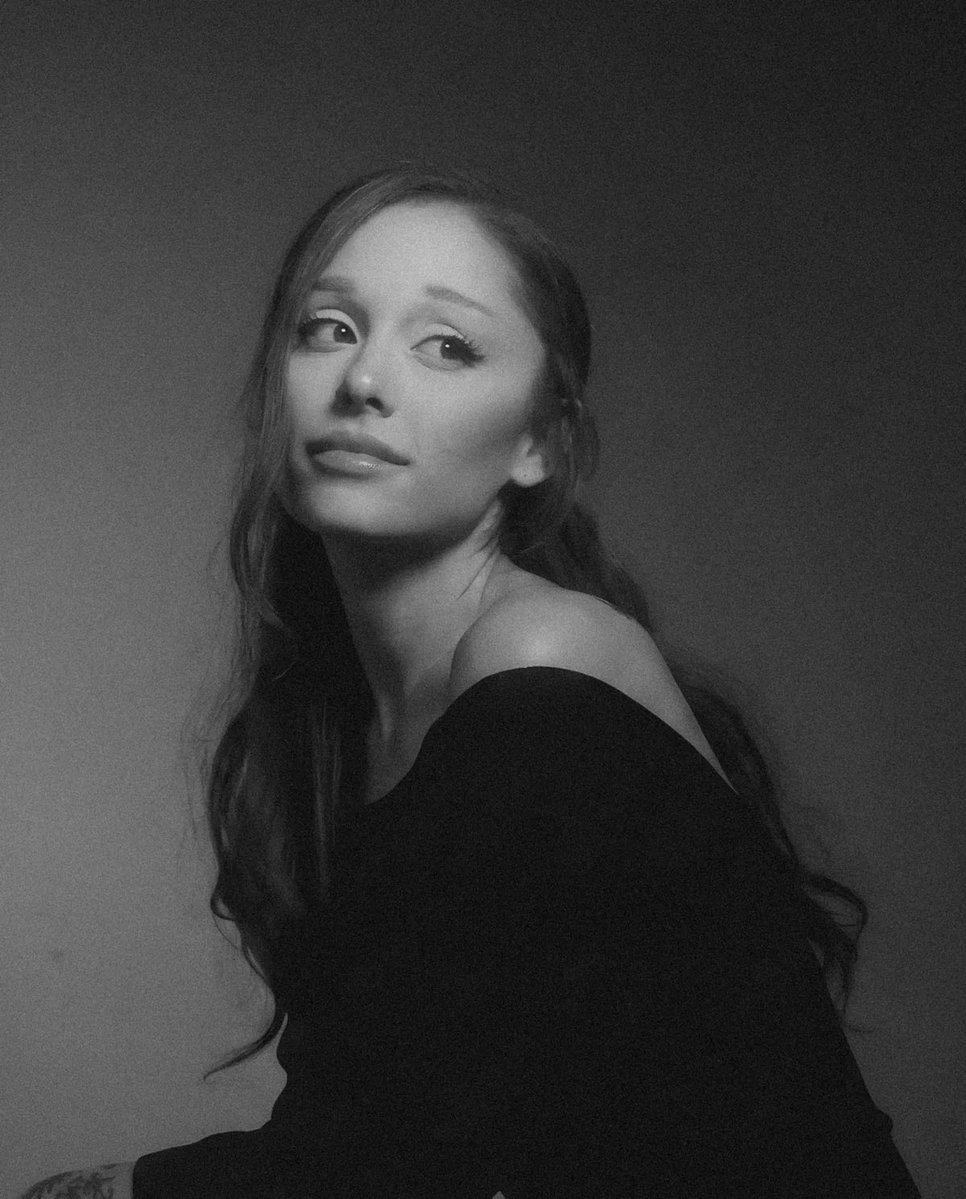 arianaversebr's tweet photo. 🚨”Sunday in the Park with George” CONFIRMA afastamento de Ariana Grande em suas redes.

A equipe confirmou que a cantora decidiu se afastar da produção Sunday in the Park with George. A organização afirmou compreender e apoiar a decisão.

A produção continuará prevista para o verão de 2027, no Barbican, em Londres, com o restante do elenco sendo anunciado em breve.