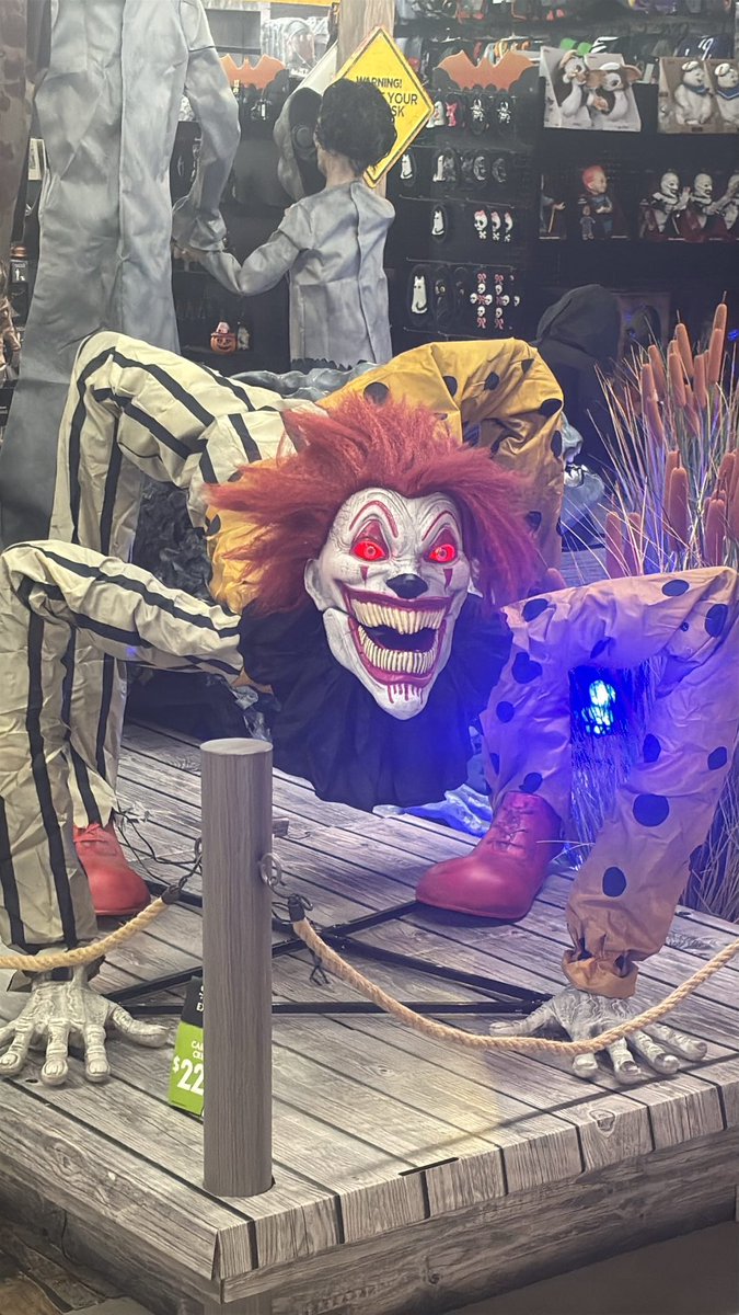 MokiMetalVT's tweet photo. Spirit Halloween today!!!
The Xenomorph was so sick https://t.co/bZiJzUQXF8