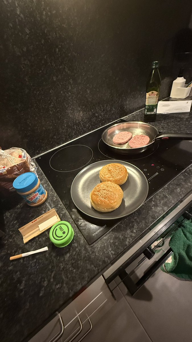 notfriendly92's tweet photo. cava s'envoyer des burgers comme un prepubere https://t.co/9saD4alFAm