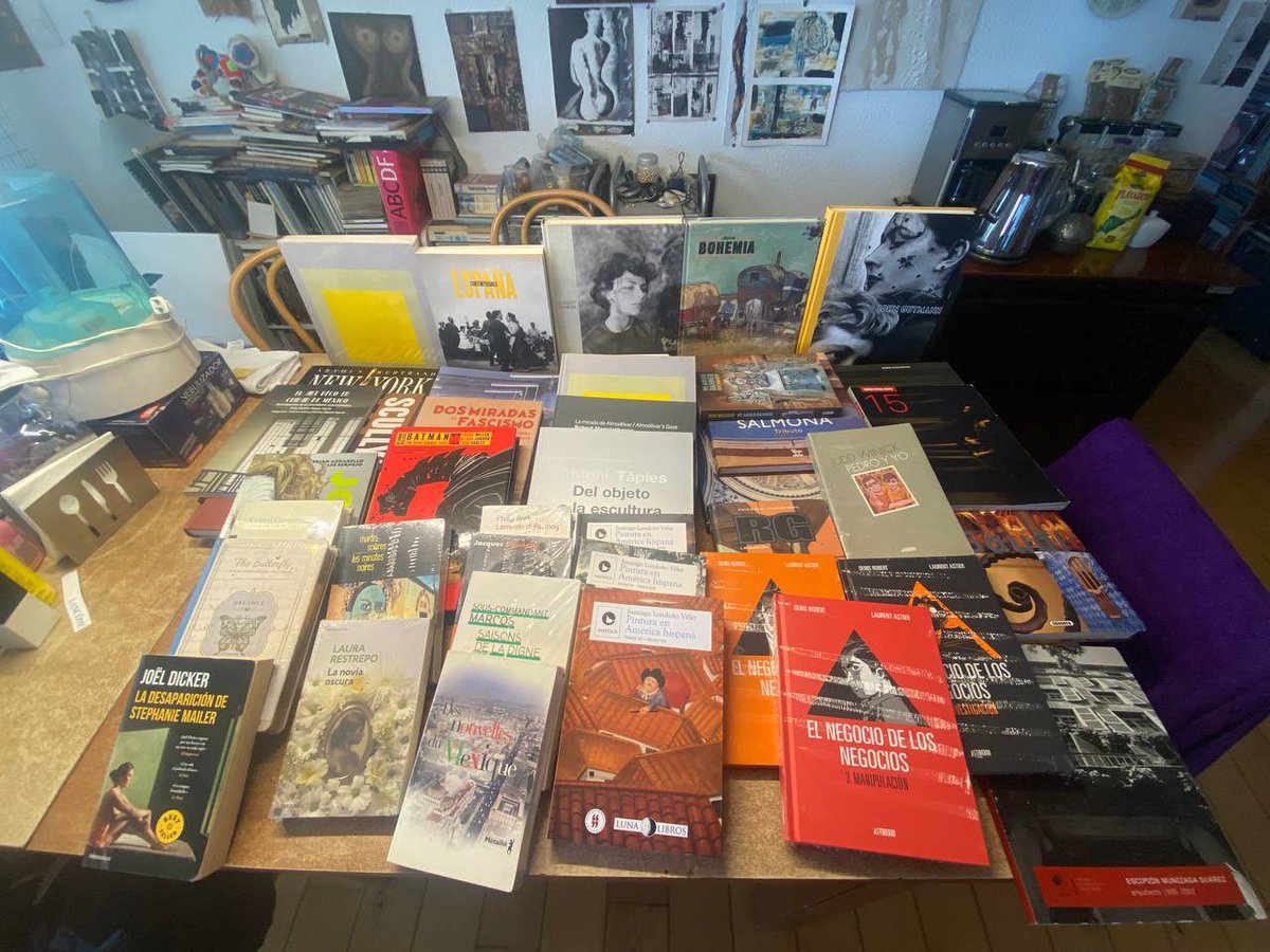 BRIGADACULTURAL's tweet photo. 27 libros de $50 pesos, 2 de $100, 6 de $20, 2 cómics de regalo. El botín de @Corbu000 en este 22vo Gran Remate de Libros https://t.co/wwI649uxC5