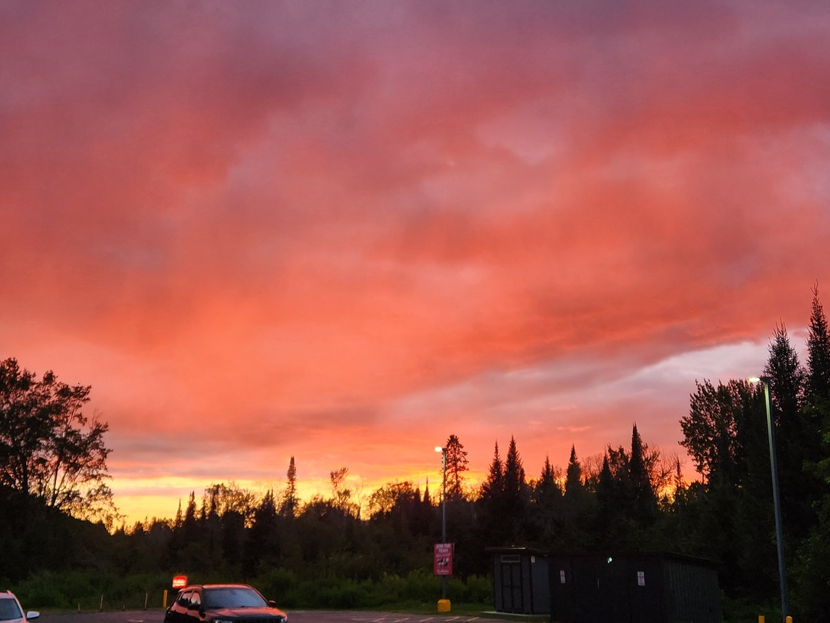 TopazDoomKitten's tweet photo. Had a beautiful sunset the other day. So pretty. Glad I saw it at just the right time. https://t.co/jwATzVljP1