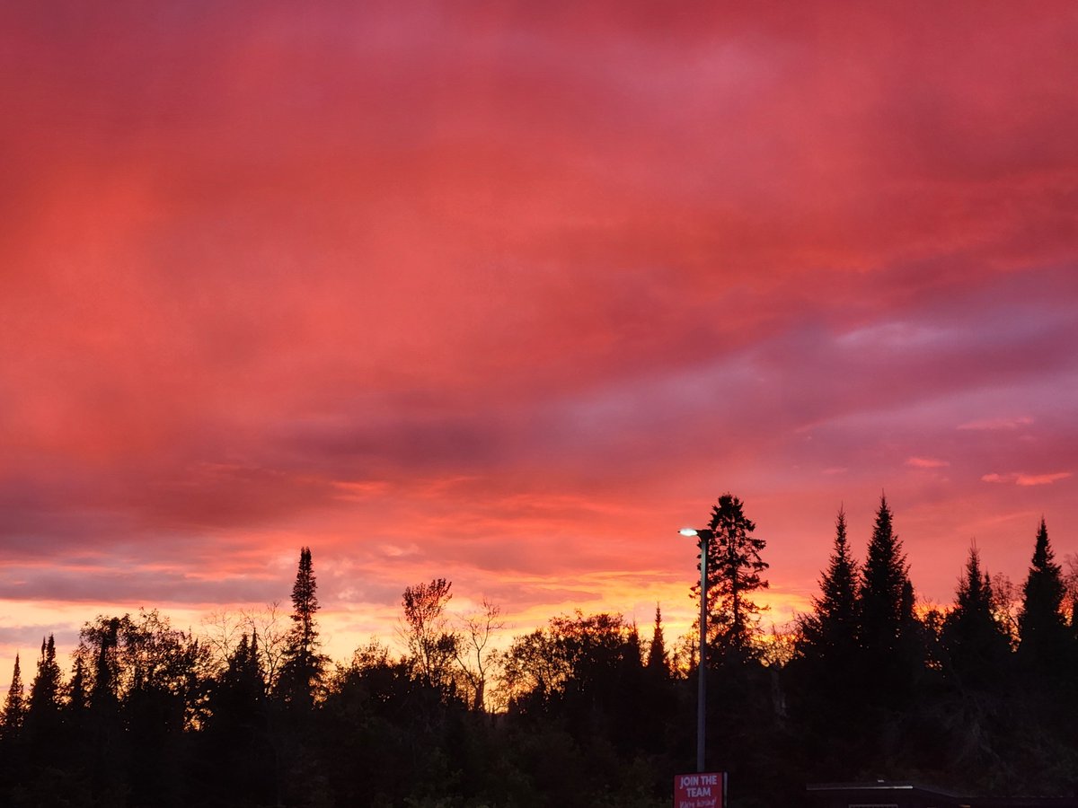TopazDoomKitten's tweet photo. Had a beautiful sunset the other day. So pretty. Glad I saw it at just the right time. https://t.co/jwATzVljP1