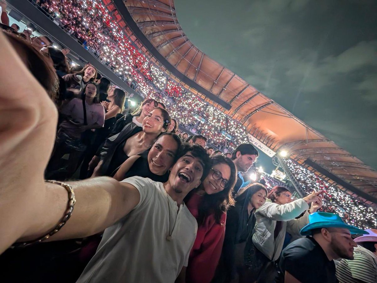 gabbsdear's tweet photo. 16. Ver a Harry styles en la canción que pensé que me iba a destruir y que justo ahí mi amigo me dijera: ven, hay que tomarnos una foto 🫰🏾 

-los amigos salvan- https://t.co/71TKwnSqSF