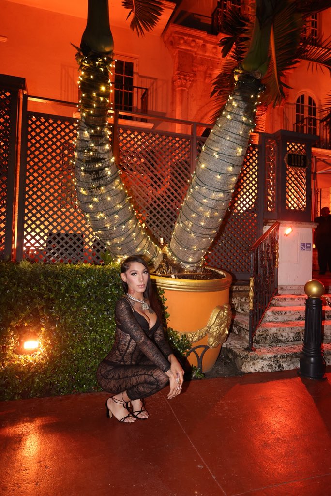 mercedeslee0's tweet photo. If anything, I’m everything 🖤. https://t.co/I4fZgERghW