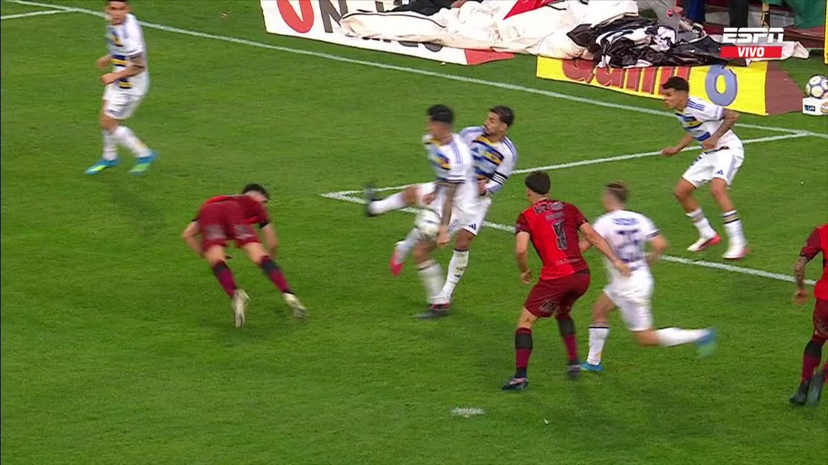 frabigol's tweet photo. Jajajajaja el PENALAZO que no le cobraron a Di Lollo, es una VERGÜENZA.

Oficialmente volvió el fútbol argentino del Chiqui Tapia, volvieron las ayuditas a Riquelme. https://t.co/GWFN2lUlR2