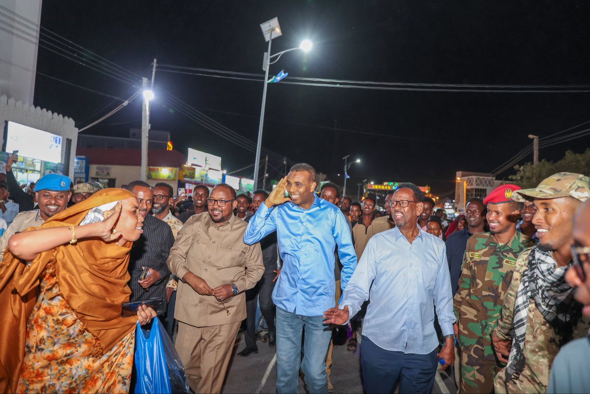 SomaliPM's tweet photo. RW Xamsa oo la caweeyay shacabka Laascaanood , isaga oo socod ku maray bartamaha magaalada, waxaa wehliyay hoggaamiyaha Waqooyi Bari Mudane Cabdiqaadir Axmed Aw Cali. https://t.co/TgqA5AQpQs