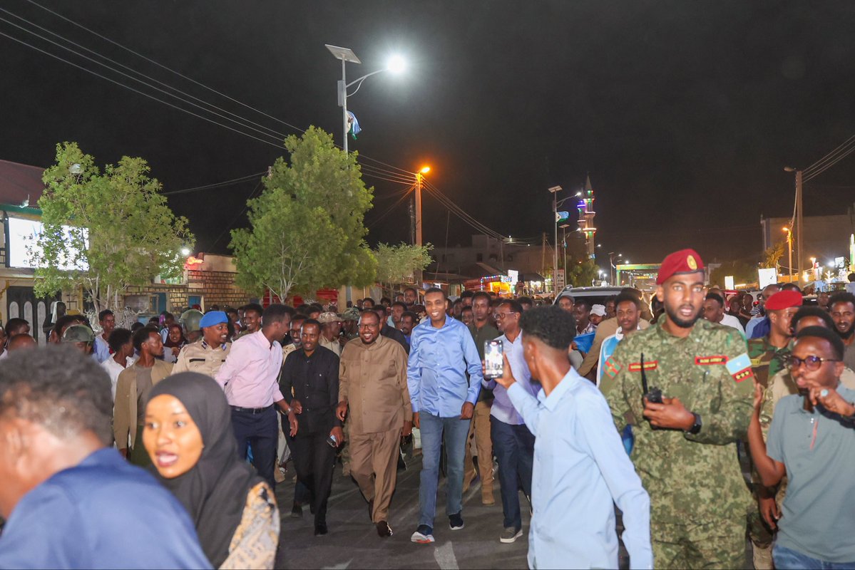 SomaliPM's tweet photo. RW Xamsa oo la caweeyay shacabka Laascaanood , isaga oo socod ku maray bartamaha magaalada, waxaa wehliyay hoggaamiyaha Waqooyi Bari Mudane Cabdiqaadir Axmed Aw Cali. https://t.co/TgqA5AQpQs
