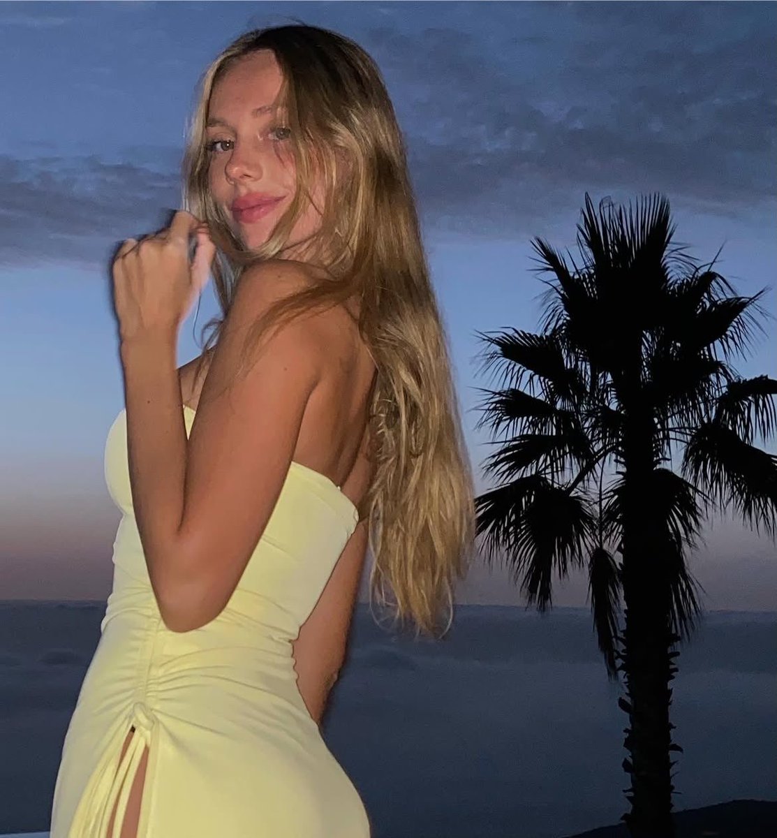 cloiskryptonite's tweet photo. jude’s girl                             mbappe’s girl https://t.co/6RK5Rx8iT1